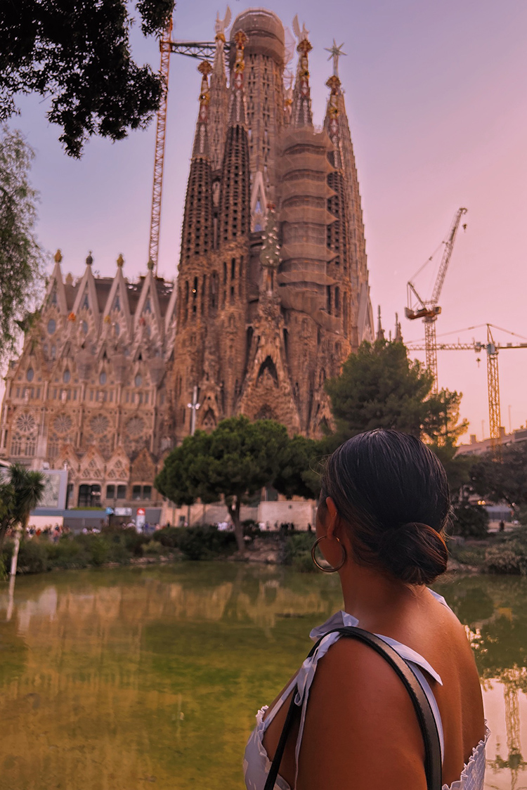 Jada in front of Basílica de la Sagrada Família