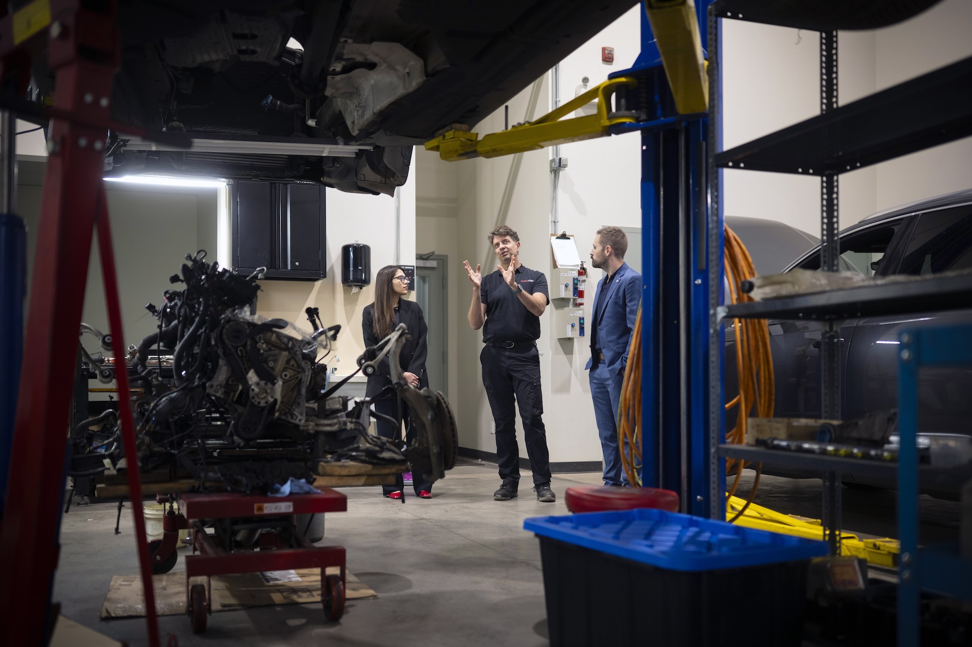 Two students from the Entrepreneurial Law Centre meet with a client in a car garage