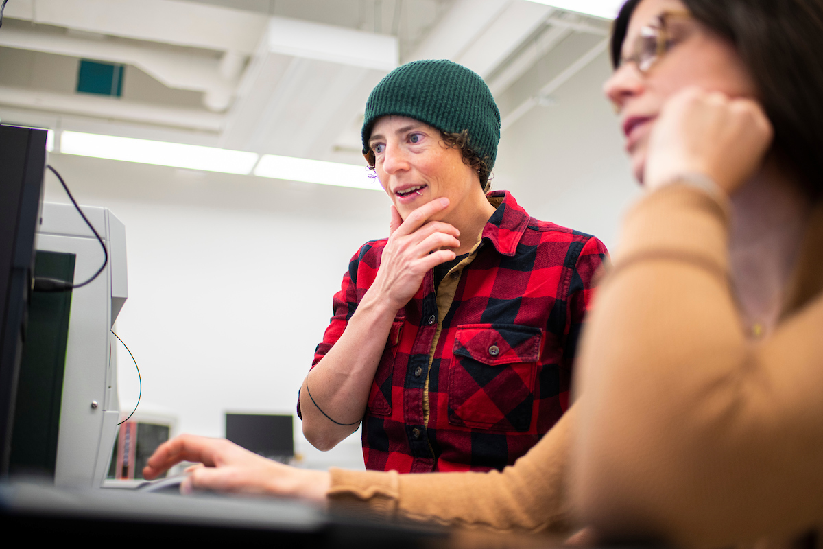 Close up of Ali Criscitiello and Anne Myers examining ion chromatography data on the computers in the ice cores lab